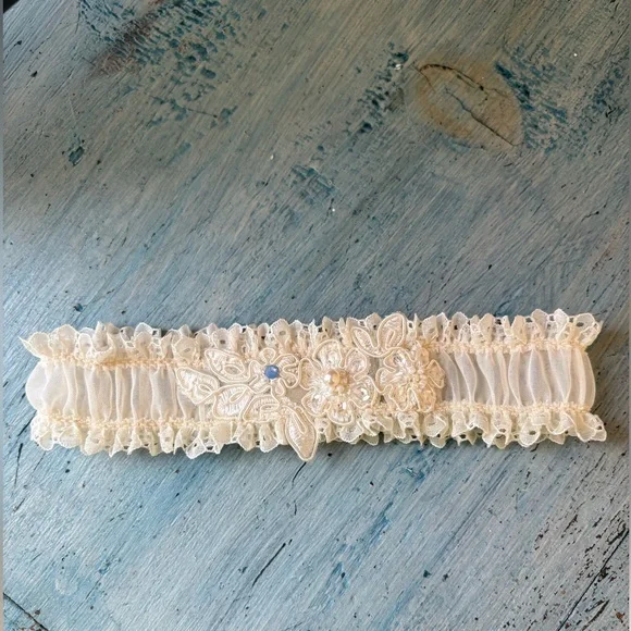 For the Bride - Beautiful Cream Lace Garter with Beading & Pearls - Picture 12 of 13